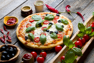 Pyszna pizza ze świeżą bazylią