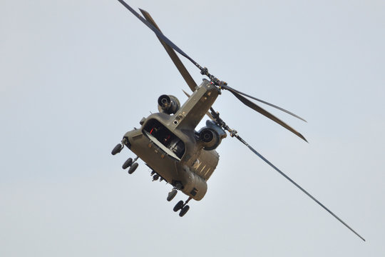 Helicóptero de transporte Chinook volando