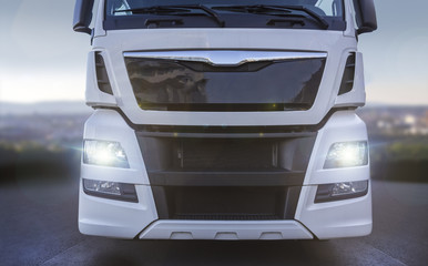 a plain truck front view © Tobias Arhelger