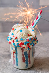 Fototapeta premium Waniliowy koktajl funfetti z lodami. Patriotyczny drink koktajl