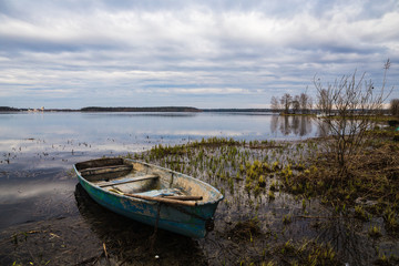 Obraz premium A boat on the river bank