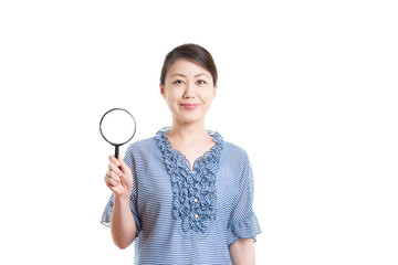 日本人女性 白背景 笑顔 虫眼鏡