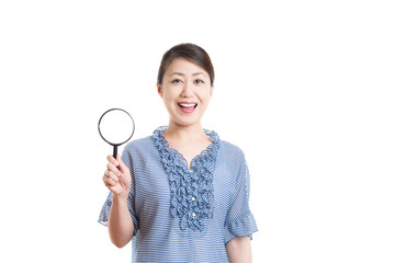 日本人女性 白背景 笑顔 虫眼鏡