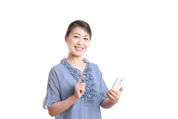 日本人女性 白背景 笑顔 スマートフォン