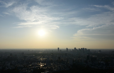 Fototapeta na wymiar 青空と太陽と雲・東京都市景観（新宿方面などを望む）
