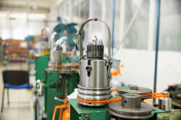 Mechanism for making metal braiding.
