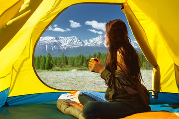 Obraz premium Young woman cup mountains tent