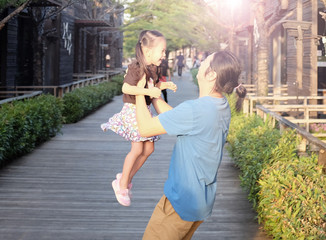 Naklejka premium Happy father holding little kid in arms.