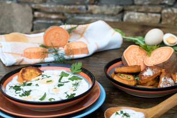 Frankfurter Grüne Soße mit Süßkartoffelscheiben