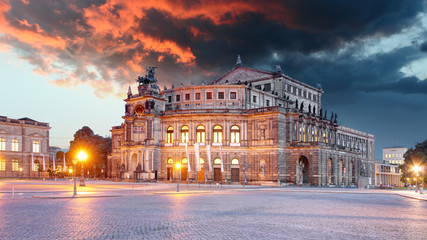 Fototapeta na wymiar Semperoper in Dresden, Germany