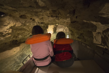 2 kleine Besucher in einem Hölhe in Tapolca, Ungarn
