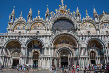 Fototapeta na wymiar Venedig - Eingang Basilica di san marco, Markusdom am Markusplatz