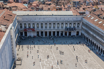 Venedig - Markusplatz und Menschen von oben