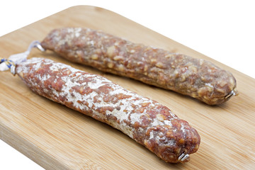 Französische Salami auf Holzbrettchen
