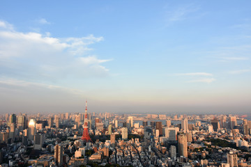 Fototapeta na wymiar 青空と雲と太陽の光を浴びるビル、日本の東京都市景観（港区や江東区方面などを望む）