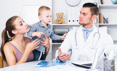 Obraz premium Adult male doctor leading medical appointment