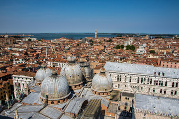Fototapeta na wymiar Venedig von oben - Kuppeln der Markuskirche