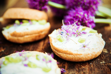 Aromatic sandwich with egg, mackerel and edible flowers of chives