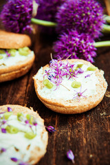 Aromatic sandwich with egg, mackerel and edible flowers of chives