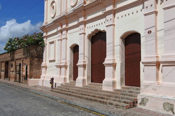 Obraz premium Eingang zur Kościół Matki Bożej z Carmen w Camagüey