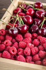 малина, черешня, вишня, ягоды, фрукты, красные ягоды, сезонные фрукты, ящик ягод, лето