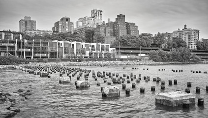 Black and white picture of Brooklyn Heights waterfront, New York City, USA. © MaciejBledowski
