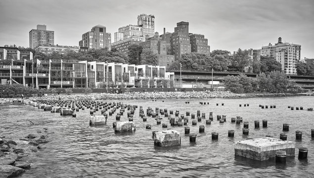 Fototapeta Black and white picture of Brooklyn Heights waterfront, New York City, USA.