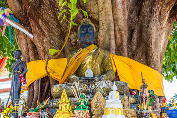 Buddha sitzt unter einen Baum