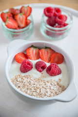 Joghurt mit Müsli und Beeren 
