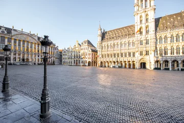 Foto op Plexiglas Morning view on the city hall at the Grand place central square in the old town of Brussels during the sunny weather in Belgium © rh2010