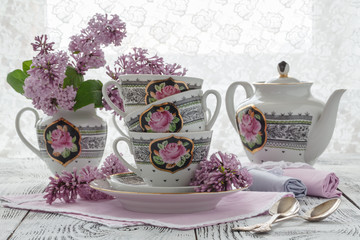 Fresh hot elderflower tea with elder flowers and leaves