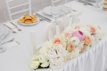 table set for wedding dinner decorated with flowers