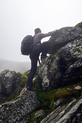 Obraz premium Young hiker with backpack on a trail
