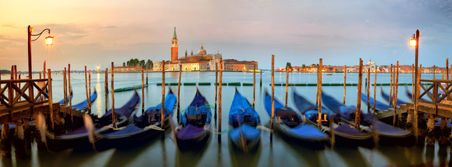Naklejka premium Tradycyjne gondole z kościołem San Giorgio Maggiore, San Marco, Wenecja, Włochy