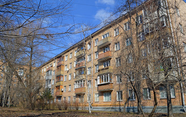 Пятиэтажный четырёхподъездный кирпичный жилой дом серии I-511. Москва 