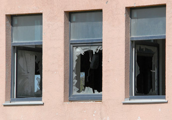 Выбитые стекла в окнах заброшенного здания в Москве 