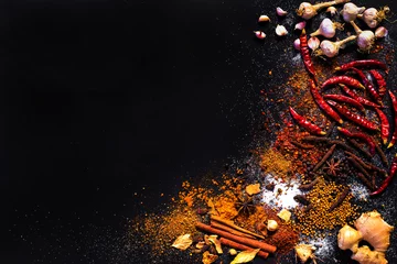Foto op Canvas Verscheidenheid specerijen en kruiden op zwarte stenen achtergrond, bovenaanzicht met lege ruimte achtergrond voor textuur. Italiaans eten, oosters voedselconcept. © noombluesman
