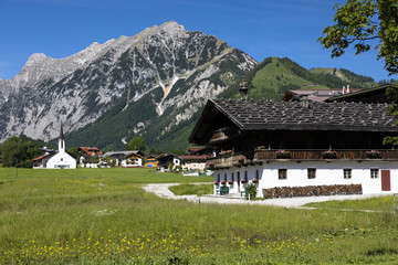 Fototapeta na wymiar Heiligste Dreifaltigkeit Kirche in Pertisau, Österreich