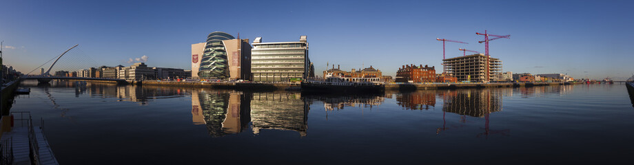 Fototapeta premium Dublin Docklands, widok na Nort Wall Quay, Dublin Conference Centre, Samuel Becket Bridge
