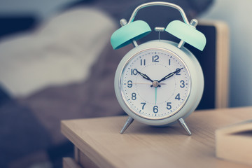 Wecker am Nachttisch, Morgen