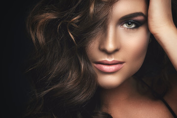 Fototapeta premium Kobieta z kędzierzawym włosy i pięknym makijażem