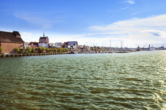 Blick von der Hafenmole über den Yachthafen auf Rostock