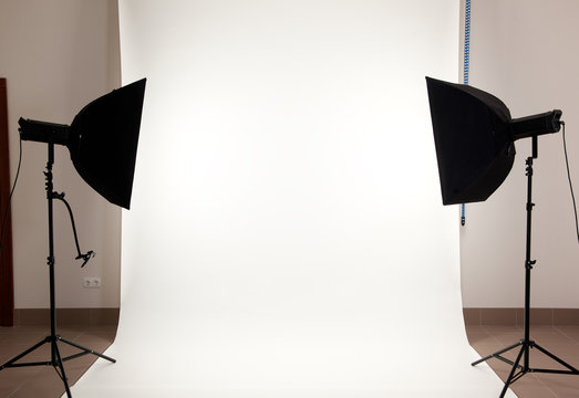 Professional Light in the Studio. The flash on a tripod.