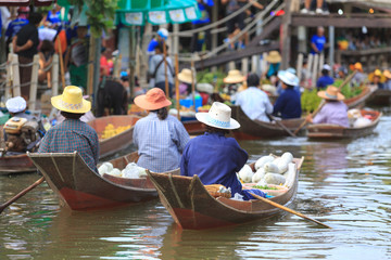 Obraz premium many of sellers making trading food and vegetable in floating market for tourist and people