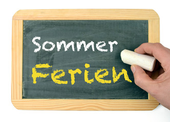 Sommerferien Tafel mit Kreide und schreibender Hand