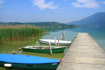 Fototapeta premium Un ponton sur le lac d'Aiguebelette en Savoie