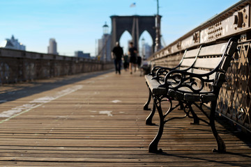 Naklejka premium Drewniana ławka na moście Brooklyn w Nowym Jorku