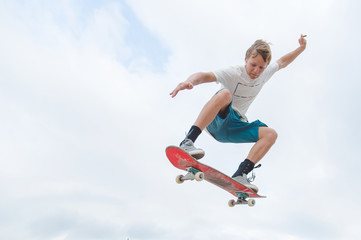 Fototapeta na wymiar Young skateboarder in a jump