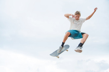 Obraz premium Young skateboarder in a jump