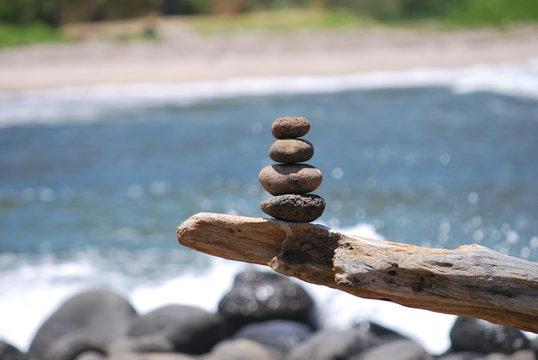Steinmännli auf Ast am Strand von Molokai